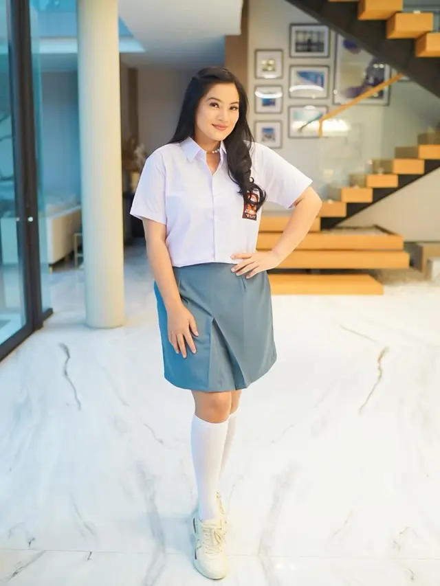 Sederet artis tanah air pakai seragam SMA di pesta ulang tahun Ussy Sulistiawaty ke-41 (Foto: Instagram @titi_kamall)