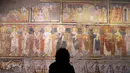 Pengunjung saat melihat lukisan dinding Gereja Santa Maria Antiqua, Roma, Italia, 17 Maret 2016. Penemuan lukisan-lukisan ini telah memberikan banyak teori tentang perkembangan awal seni abad pertengahan. (REUTERS / Max Rossi)