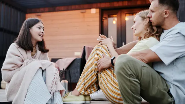 7 Cara Bijak Menangani Anak yang Kedapatan Membawa Rokok di Dalam Tasnya (photo by pexels.com)