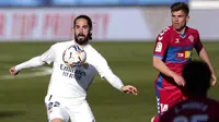 Gelandang Real Madrid, Isco, mengontrol bola saat melawan Elche pada laga Liga Spanyol di Stadion Alfredo di Stefano, Sabtu (13/3/2021). Real Madrid menang dengan skor 2-1. (AP/Bernat Armangue)