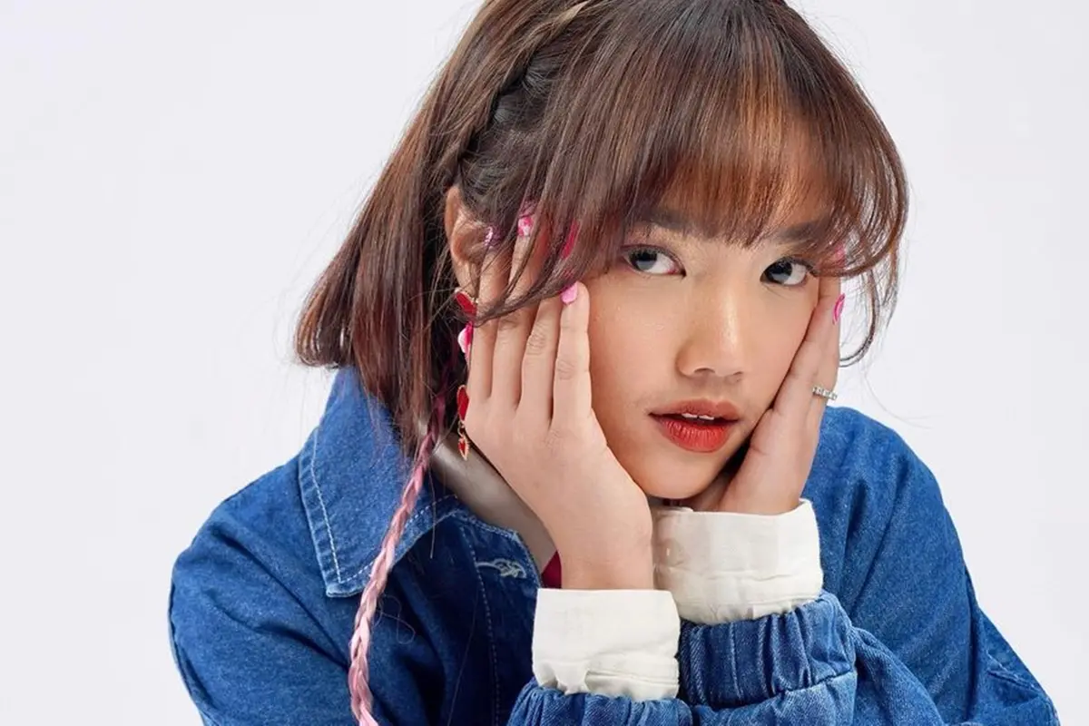 Gaya Fuji saat Pakai Denim, Tampil Keren dan Trendi