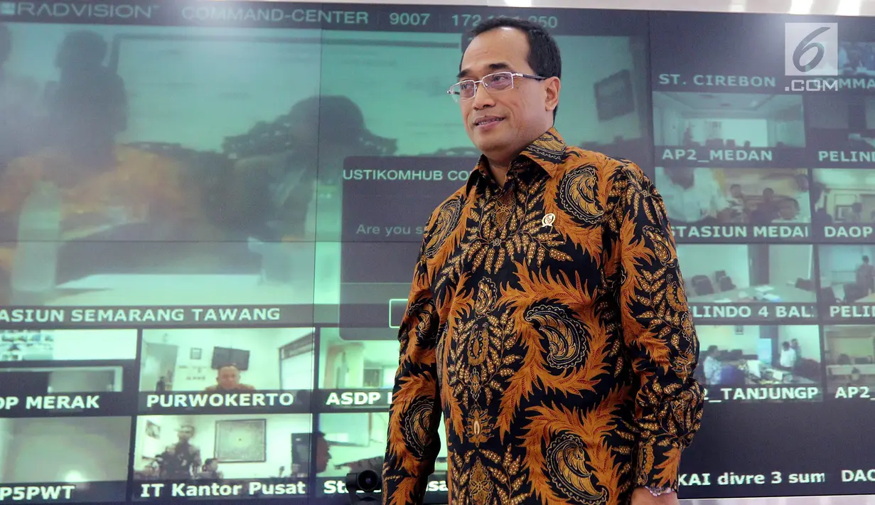 Menteri Perhubungan Budi Karya Sumadi menghadiri rapat persiapan angkutan Lebaran 2017 di Ruang Command Center Kemenhub, Jumat (26/5). Rapat digelar melalui video conference dengan Unit Pelaksana Teknis Kemenhub di daerah-daerah (Liputan6.com/Johan Tallo)