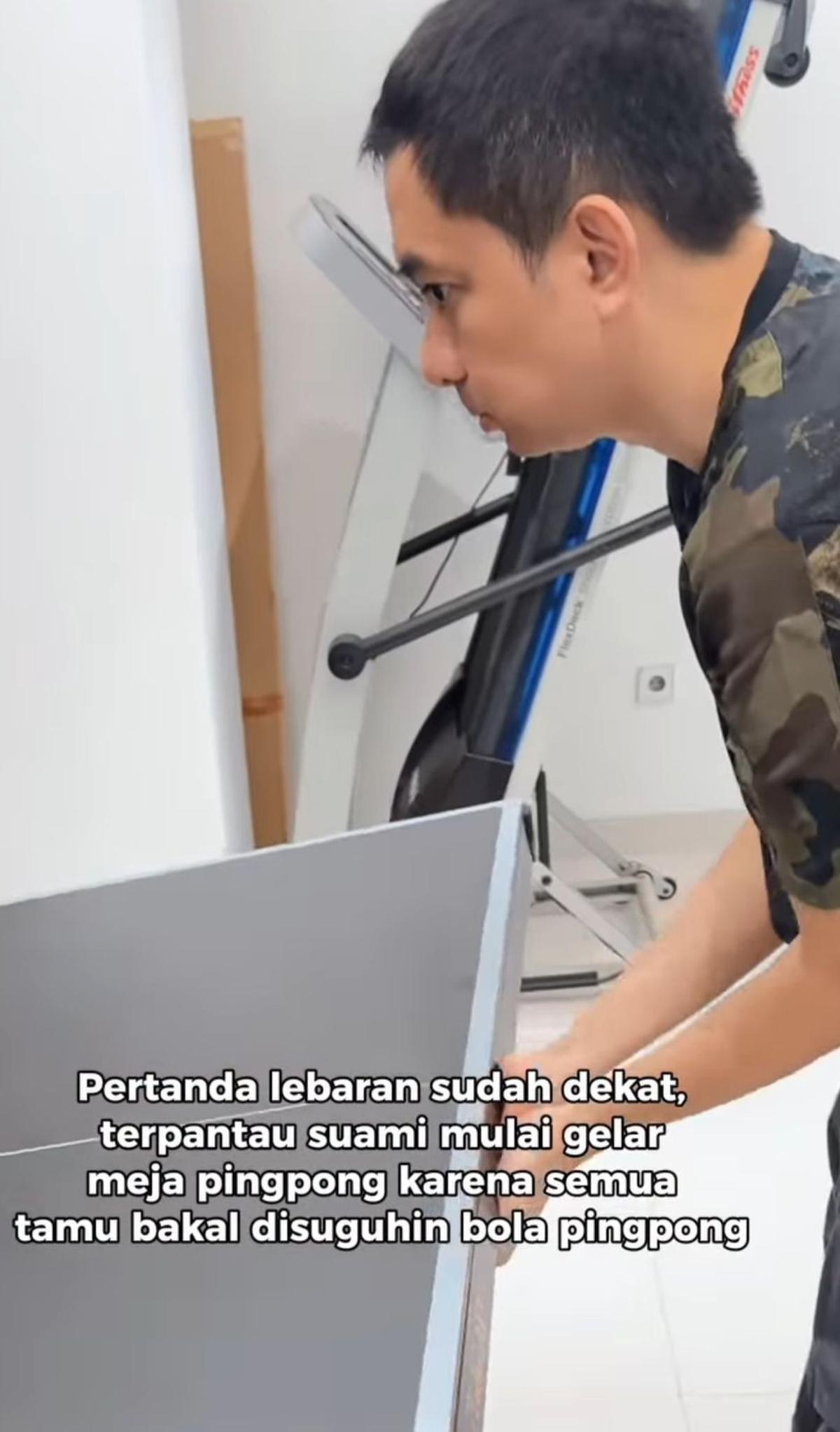 Momen Suami Ayu Dewi Sibuk Persiapkan Meja Pingpong untuk Sambut Tamu Lebaran