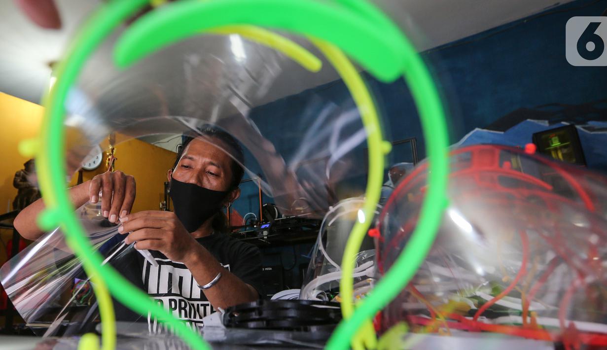Sukarelawan 3D membuat face shield atau pelindung wajah di IMA 3D, Cipondoh, Kota Tangerang, Kamis (23/4/2020). Sejumlah sukarelawan 3D yang tergabung dalam Asosiasi Printridi telah mendonasikan 69 ribu face shield atau pelindung wajah untuk tenaga medis. (Liputan6.com/Fery Pradolo)