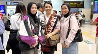 Suci Rachmadani (Kiri) bersama Fitri Carlina yang seorang penyanyi saat menyambut skuad Timnas Indonesia di Bandara Jepang. (Dokumentasi Suci Rachmadani)