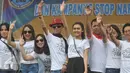 Pelawak Srimulat, Kabul Basuki atau Tessy (topi merah) beserta para sejumlah kalangan saat mengkampanyekan untuk tidak memakai Narkoba di Lapangan Kota Tua, Jakarta, Jumat (26/2).(Liputan6.com/Gempur M Surya)
