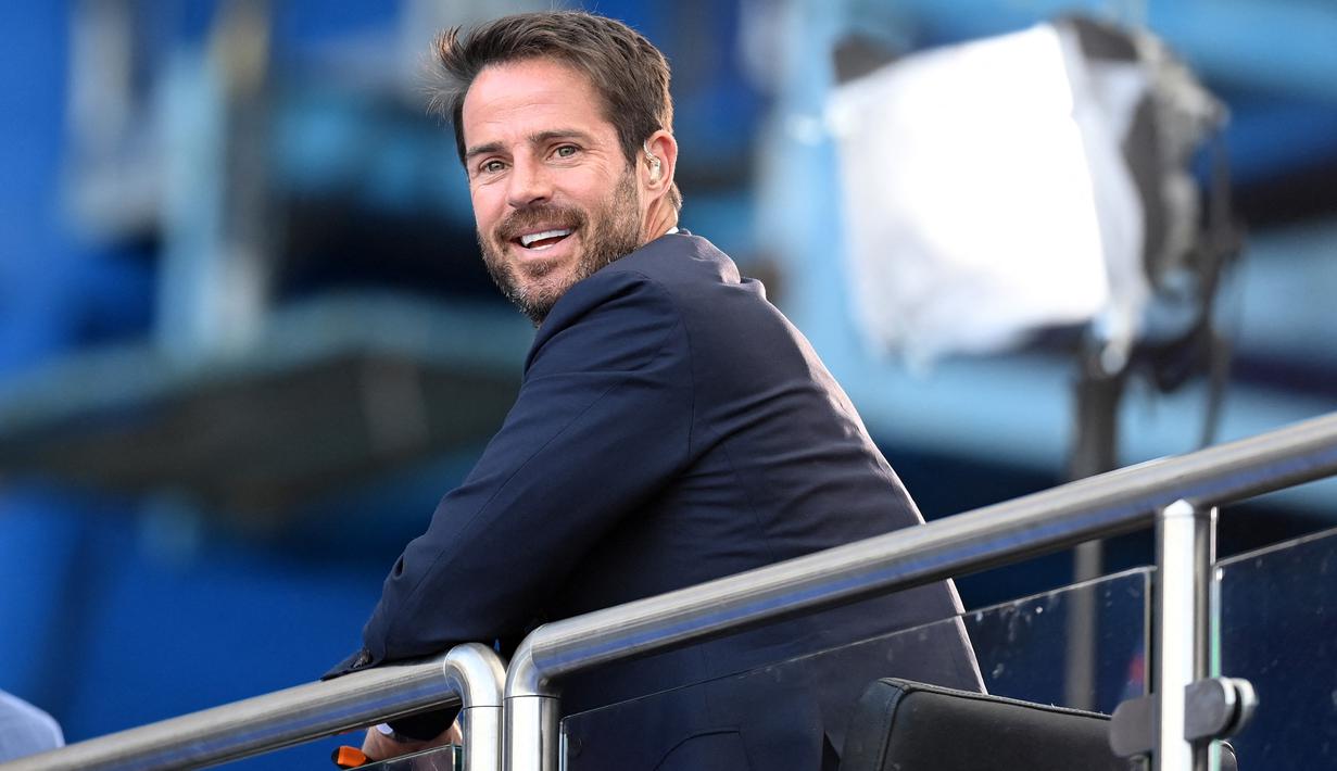 Jamie Redknapp. Eks Liverpool yang secara resmi bergabung sebagai komentator dan pundit bersama Sky Sports pada 2004 usai pensiun ini sempat mejadi pundit di studio bersama BBC saat Piala Eropa 2004. Penampilan yang santai dan jujur apa adanya menjadi pembawaannya yang khas dalam aksinya sebagai pundit yang sering menyajikan siaran Premier League. Kata yang terus melekat dan boleh dibilang menjadi trade marknya hingga kini adalah "literally" yang sering diucapkannya untuk memulai komentarnya. (AFP/Pool/Michael Regan)