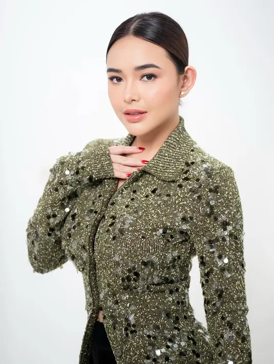 Dipulas MUA Philipe Karunia, Amanda tampil cantik dengan makeup flawless berlipstik nude gloss [@styledbyrevashion]