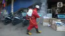 Petugas melakukan penyemprotan cairan disinfektan di Pasar Perumnas di wilayah Jakarta Timur, Selasa (25/8/2020). Penyemprotan ini di bagi dua jalur utara dan Selatan. (merdeka.com/Imam Buhori)