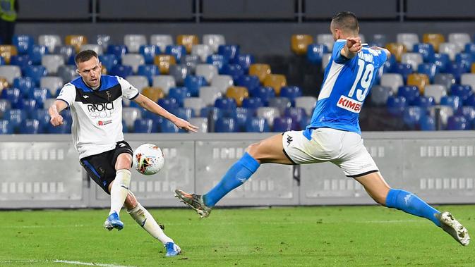 Penyerang Atalanta, Josip Ilicic mencetak gol ke gawang Napoli dalam laga pekan kesepuluh Liga Italia di Stadion San Paolo, Naples, Rabu (30/10/2019). Laga sengit Napoli vs Atalanta berakhir tanpa pemenang dengan skor 2-2. (Ciro Fusco/ANSA via AP)