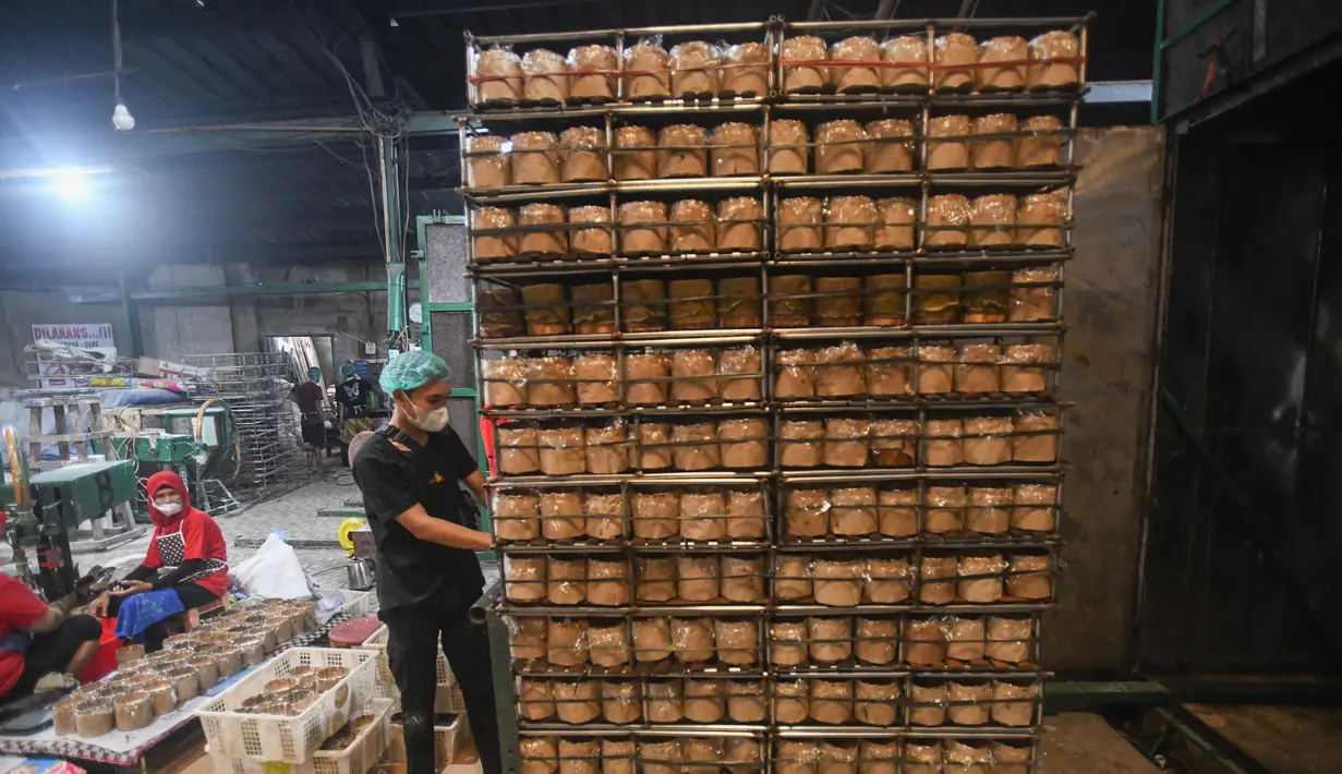 Bentuknya yang bundar dan tekstur kenyal serta lengket melambangkan pengharapan agar keluarga besar selalu bersatu, rukun, dan lekat satu sama lain. (merdeka.com/Arie Basuki)