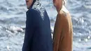 Taylor Swift dan Tom Hiddleston nampak mesra dan lengket. Keduanya pun nampak tak bisa terpisahkan. (sunimage/Bintang.com)