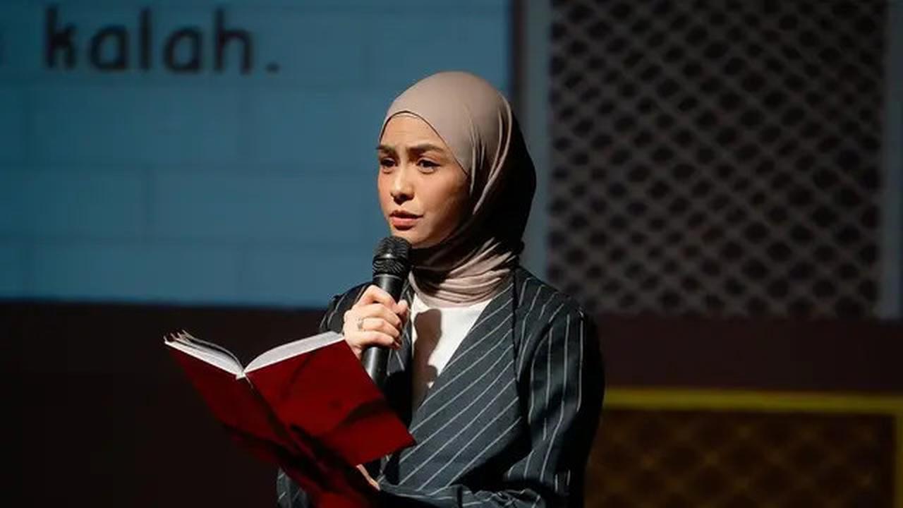 Potret 7 Artis Baca Puisi di Peluncuran Buku Natasha Rizky, Desta Sampai Menangis