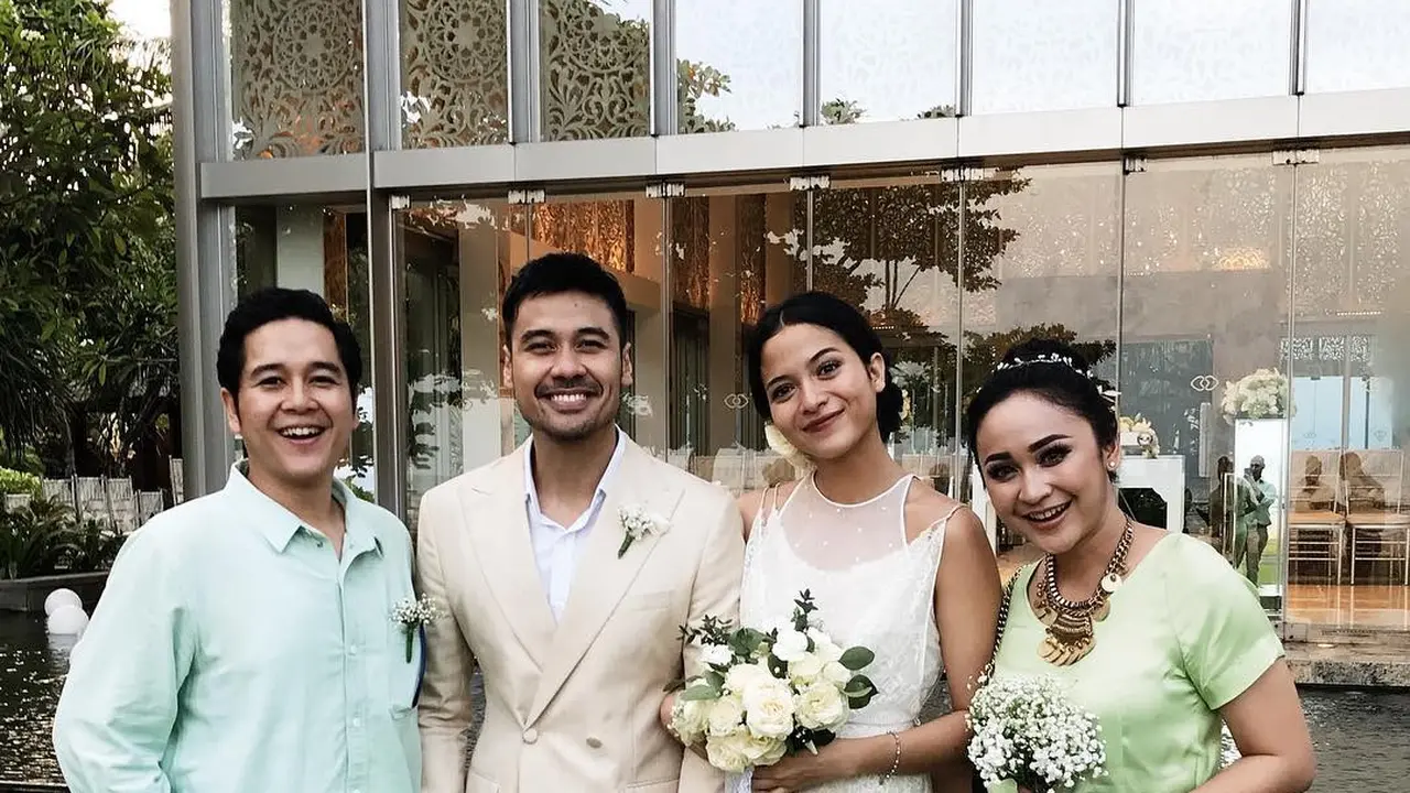 [Bintang] Chicco Jerikho dan Putri Marino