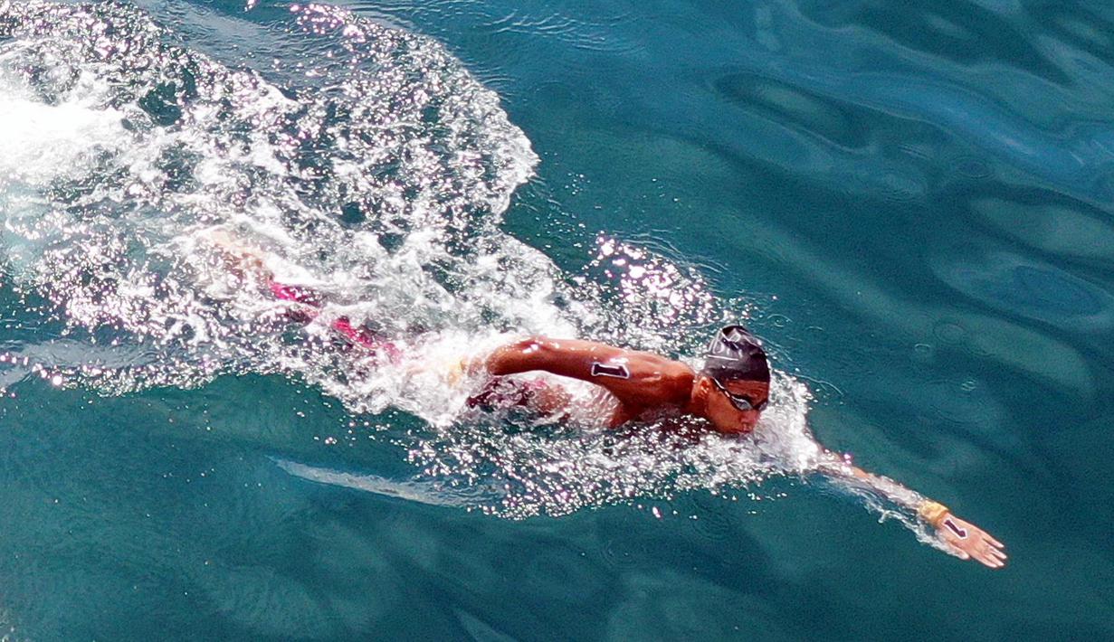 Aksi perenang putra Jawa Barat Aflah Prawira di Cabor renang perairan terbuka nomor 10 km PON XX Papua 2021 di Pantai DOK II Kompleks Kantor Gubernur Papua, Jayapura, Selasa (05/10/2021). Aflah Prawira berhasil meraih medali emas untuk Jawa Barat. (Foto PB PON XX Papua/Agustinus Tri Mulyadi)