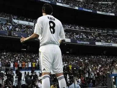 Pemain baru Real Madrid, Kaka membalas sambutan fans dalam presentasi resminya di Santiago Bernabeu, Madrid, 30 Juni 2009 . Ribuan fans Real Madrid menghadiri presentasi pemain yang dibeli 65 juta euro dari AC Milan. AFP PHOTO/JAVIER SORIANO
