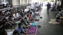 Jemaah mendengarkan katib berkutbah saat melaksanakan salat Jumat di Pasar Tanah Abang, Jakarta, Jumat (10/5/2019). Area masjid yang terbatas membuat jemaah harus mengisi selasar dan lorong di area pasar untuk menjalankan salat. (Liputan6.com/Faizal Fanani)