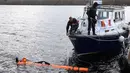 Robot Munin saat diturunkan dari kapal untuk menyelami Danau Loch Ness, Skotlandia, Inggris, Rabu (13/4). Robot cerdas ini nantinya akan merekam semua kejadian yang aneh di danau tersebut. (REUTERS / Russell Cheyne)    