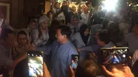 Prabowo dan Titiek Soeharto Sapa Emak-Emak di Kawasan Blok M