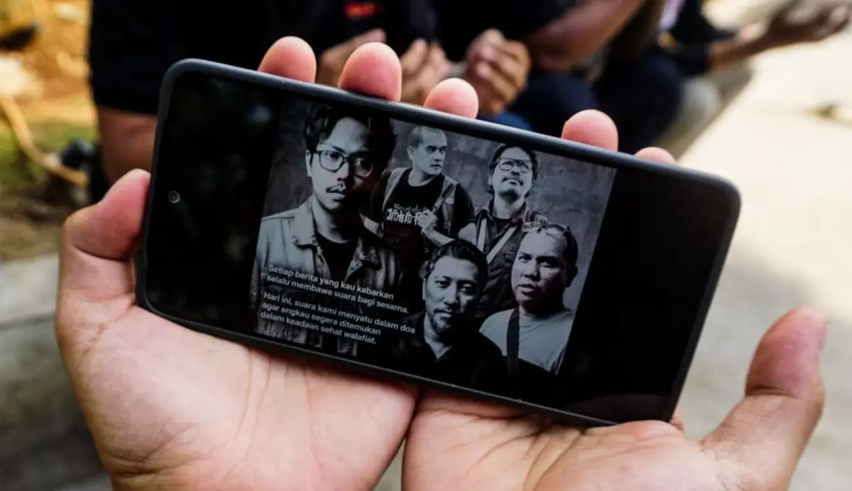 Doa bersama wartawan untuk lima jurnalis yang hilang kontak saat meliput erupsi Gunung Anak Krakatau di Depok Open Space, Depok, Jawa Barat, Kamis (10/9/2026). Kegiatan tersebut digelar sebagai bentuk dukungan terhadap proses pencarian kelima jurnalis. (KLY/Budy Santoso)