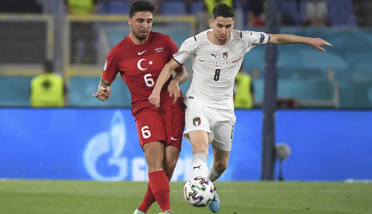 Jorginho. Gelandang Timnas Italia berusia 29 tahun ini tampil penuh saat mengalahkan Turki 3-0, 12 Juni 2021. Ini adalah debutnya di turnamen mayor. Pada 2016 ia tak masuk skuat Italia di Euro 2016, sedangkan pada Piala Dunia 2018 Italia tidak lolos ke putaran final. (Foto: AP/Pool/Alberto Lingria)