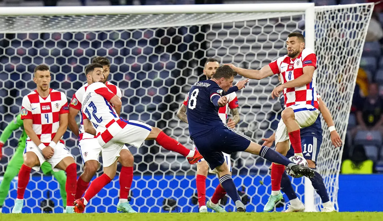 Pemain Skotlandia Callum McGregor menendang bola ke gawang Kroasia pada pertandingan Grup D Euro 2020 di Stadion Hampden Park, Glasgow, Selasa (22/6/2021). Kroasia menang 3-1. (AP Photo/Petr David Josek, Pool)