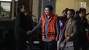 Bupati Cianjur Irvan Rivano Muchtar mengenakan rompi oranye usai menjalani pemeriksaan di Gedung KPK, Jakarta, Kamis (13/12).  (Liputan6.com/Herman Zakharia)