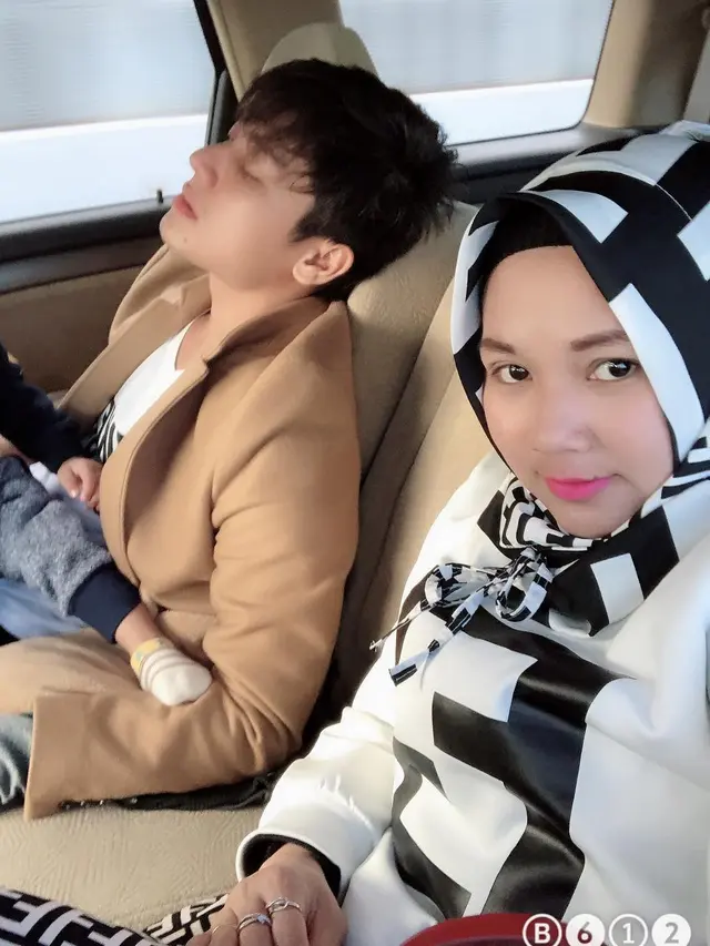 Jarang Tersorot, Ini 6 Potret Rizky Billar dan Kakak Perempuannya yang Tinggal di Jepang