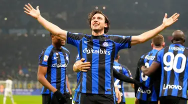 Pemain Inter Milan Matteo Darmian merayakan setelah mencetak gol ke gawang Atalanta pada pertandingan sepak bola perempat final Coppa Italia di Stadion San Siro, Milan, Italia, 31 Januari 2023. Inter Milan menang 1-0 atas Atalanta dan berhasil melaju ke semifinal Coppa Italia. (AP Photo/Antonio Calanni)