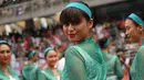 Seorang gadis payung atau grid girl berpose sebelum dimulainya Grand Prix Formula 1 Malaysia di Sepang (1/10). Para gadis payung ini terlihat cantik dan seksi dengan busana yang dikenakannnya. (AFP Photo/Manan Vatsyayana)