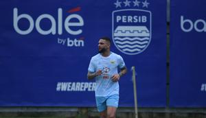 Layvin Kurzawa saat berlatih bareng Persib Bandung. (Erwin Snaz/Bola.com)