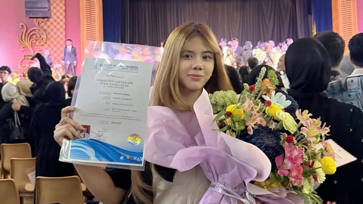 Gaya Formal Shafeea Ahmad dengan Outfit Serba Hitam Serta Rambut Pirang saat Wisuda Kelulusan SMP