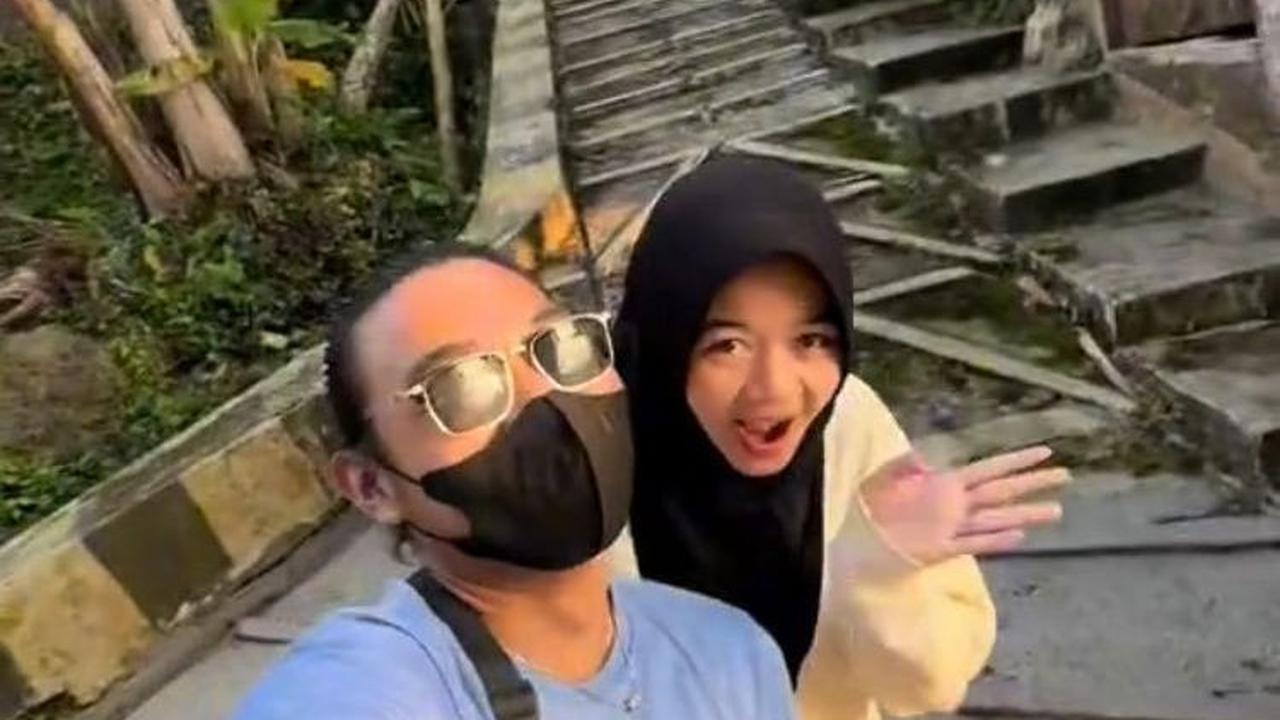 Setelah turun dari taksi, mereka pun siap memberi kejutan pada keluarga besarnya.