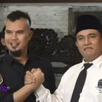 Ahmad Dhani memberikan penilaian soal sikap yang dimiliki oleh Yusril Ihza Mahendra. Begitupun Yusril yang mengaku sangat menghormati Dhani. Seperti inilah kekompakkan dan keharmonisan mereka berdua.