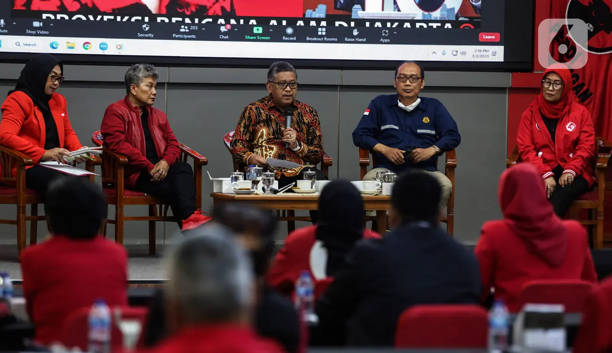 Sekjen PDI Perjuangan Hasto Kristiyanto (tengah) bersama Ketua DPP PDI Perjuangan Ripka Tiptaning, Wasekjen PDI Perjuangan Sada Restuati, Ketua DPP PDI Perjuangan Sri Rahayu, dan Suparyoto saat menjadi pembicara dalam Seminar Nasional di Sekolah Partai PDI Perjuangan, Lenteng Agung, Jakarta, Kamis (2/3/2023). Seminar tersebut bertajuk "Mitigasi Bahaya secara cepat sebagai upaya antisipasi dini untuk memahami potensi bahaya gempa bumi dan resikonya". (Liputan6.com/Johan Tallo)