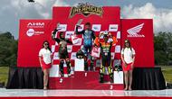 Fisichella Kusuma Wardani (podium 2) berhasil dua kali naik podium di Astra Honda Dream Cup (AHDC) 2026 yang berlangsung di Sirkuit Peusar, Tasikmalaya, Minggu (24/5/2026). (Bola.com/Benediktus Gerendo Pradigdo)