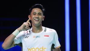 Tunggal putra Indonesia, Alwi Farhan, melakukan selebrasi setelah menaklukkan wakil Taiwan, Chi Yu Jen pada laga semifinal Indonesia Masters 2026 di Istora Senayan, Jakarta, Sabtu (24/1/2026). (Bola.com/M Iqbal Ichsan)