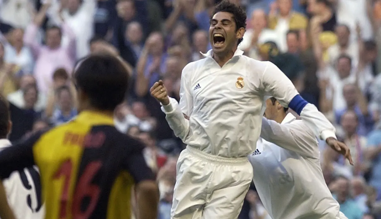Fernando Hierro tercatat telah membela Real Madrid selama 14 musim dan berhasil mempersembahkan lima gelar La Liga serta tiga trofi Liga Champions. Ia meninggalkan Bernabeu menuju klub Qatar Al Rayyan dengan status bebas transfer pada 2002 silam. (Foto: AFP/Pierre-Philippe Marcou)