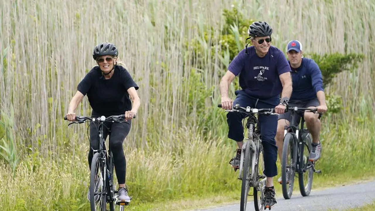 Presiden AS Joe Biden dan istrinya Jill Biden bersepeda di Pantai Rehoboth, Delaware, Kamis, 3 Juni 2021 untuk merayakan ulang tahun ke-70 sang ibu negara. (Foto AP/Susan Walsh)