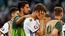 Thomas Muller dirangkul Sami Khedira usai Jerman dikalahkan Prancis 2-0 saat Semi Final Piala Eropa 2016 di Stade Velodrome, Marseille, Jumat (8/7). (REUTERS / Michael Dalder)