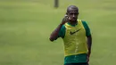 Penyerang Timnas Indonesia, Boaz Solossa, melepas dahaga senabis latihan di Lapangan SPH Karawaci, Banten, Minggu (11/12/2016). (Bola.com/Vitalis Yogi Trisna)