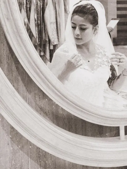 Bagaimana menurutmu penampilan Awkarin di sini, Sahabat FIMELA? [Foto: Instagram/narinkovilda]