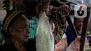Pedagang menunjukkan ikan bandeng yang dia jual di kawasan Rawa Belong, Jakarta, Selasa (21/1/2020). Bandeng yang biasanya menjadi hidangan khas saat Tahun Baru Imlek tersebut mulai ramai diperdagangkan di Rawa Belong. (Liputan.com/Faizal Fanani)