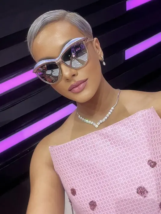 <p>Supermodel dengan gaya ikonis, Kimmy Jayanti tak pernah gagal mempresentasikan tren ini. Dominasi nuansa pink, serta aksesori statement, berhasil sempurnakan gayanya. [Foto: Instagram/ Kimmy Jayanti].</p>