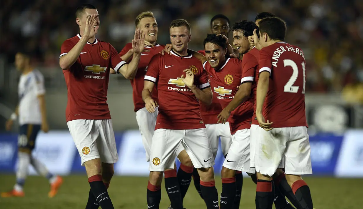 Selebrasi pemain Manchester United usai menumbangkan LA Galaxy 7-0 di laga persahabatan yang berlangsung di Rose Bowl, Kalifornia, (23/7/2014). (REUTERS/Kelvin Kuo-USA TODAY Sports)