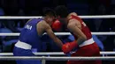 Petinju Indonesia, Farrand Papendang, beradu pukul dengan petinju Thailand, Khunatip Pidnuch, pada semifinal kelas 60 kg SEA Games 2019 di PICC Forum, Manila, Minggu (8/12). Farrand kalah dengan poin 139-146. (Bola.com/M Iqbal Ichsan)