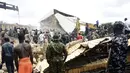 Upaya penyelamatan sedang berlangsung, dengan personel keamanan termasuk tentara dan polisi berada di tempat kejadian. (AP Photos)