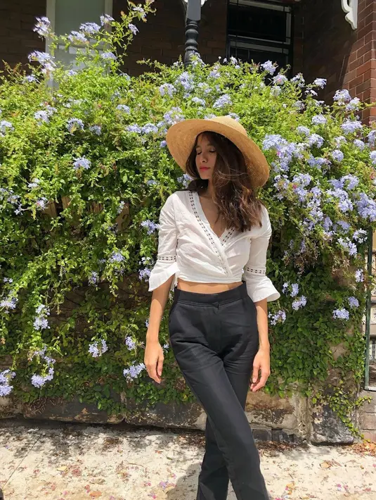 <p>Crop top berwarna putih yang memiliki aksen unik dan celana basic berwarna hitam.&nbsp;(instagram/septriasaacha)</p>