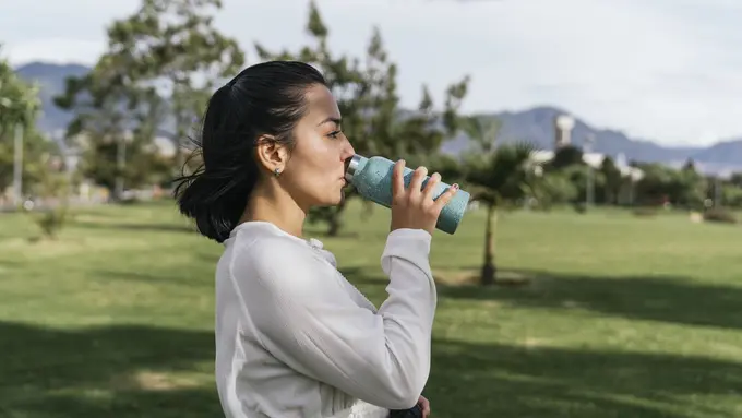 Rahasia Sehat yang Sering Terlupa: Manfaat Berjemur Pagi dan Minum Air Putih Setiap Hari [Dok/freepik.com]