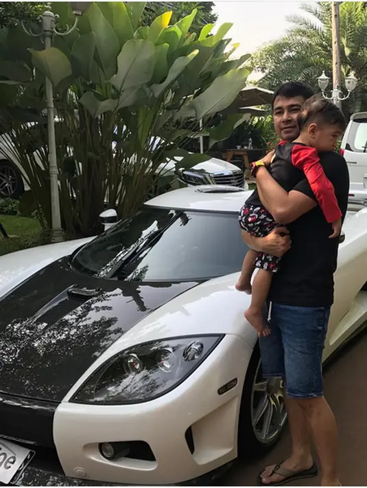 Petugas pajak dari Pemprov DKI sedang mendatangi rumah ke rumah untuk mengejar pajak mobil mewah. Menurut data dari Kepala Badan Pajak dan Retribusi Daerah (BPRD) DKI Jakarta, sebanyak 1.700 mobil mewah belum dibayar. (Instagram/raffinagita1717)